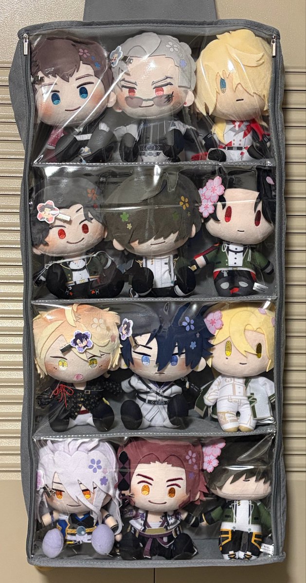 Crisp_COSMIC's tweet photo. 刀剣乱舞のわんぱくぬいが入るとのポストをお見かけし、噂の？ダイソーのぬいぐるみ収納4段を購入！わんぱくの収納に困ってたから助かる😭
ちなみに御伴散歩ぬいも少しななめだけど入りました😊
ぎゅうぎゅうで可愛い︎︎💕︎けど、かなりの重量になってるから耐久性が心配かも… https://t.co/nr05UrMdwr