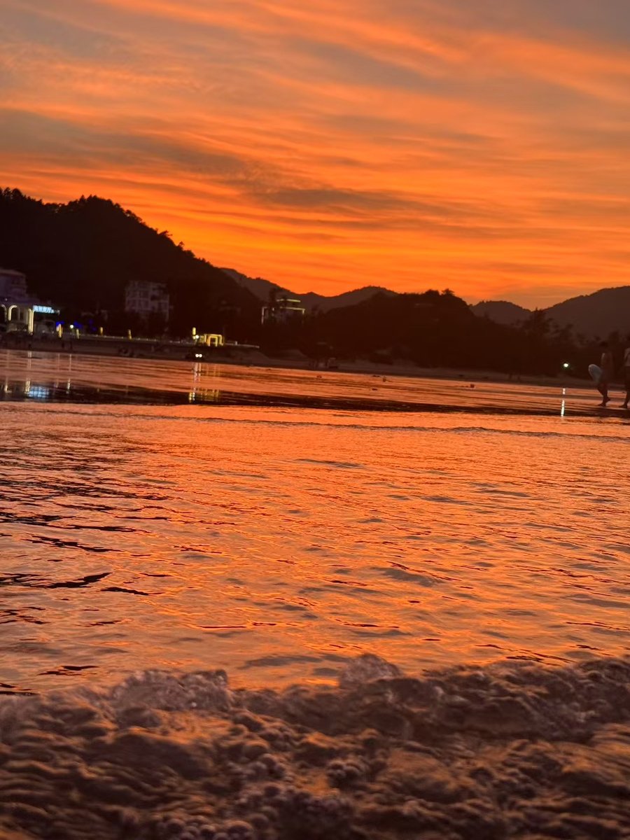 nickzzuu's tweet photo. Woke up to the sound of waves u0026 golden sunlight painting the coastal cliffs—this small beach town’s quiet magic hit different. No crowds, just fresh seafood and endless views. ， https://t.co/P2CfAAZsRK