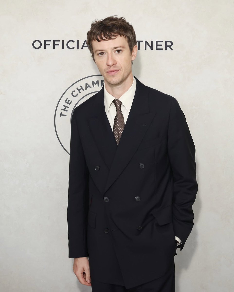 joequinnhq's tweet photo. 🔴 New photo of Joseph Quinn at the Wimbledon Championships in London last Sunday https://t.co/1s3n4FXMZx