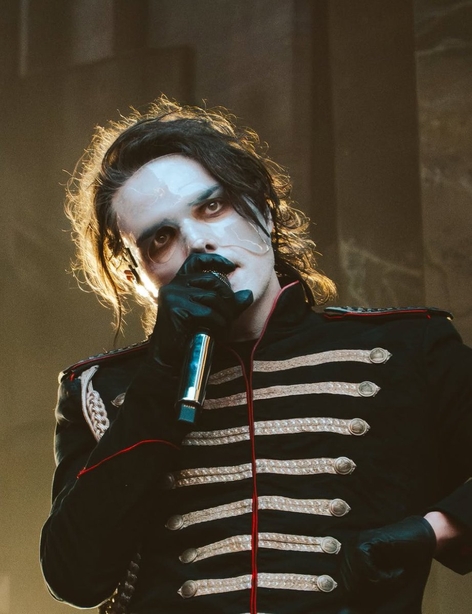 earlySuns3tsLvr's tweet photo. Sobbing because of how blessed we are to be living in the same timeline as the Gerard Way Fetish Opera

#mcr https://t.co/6c42yGS9ea