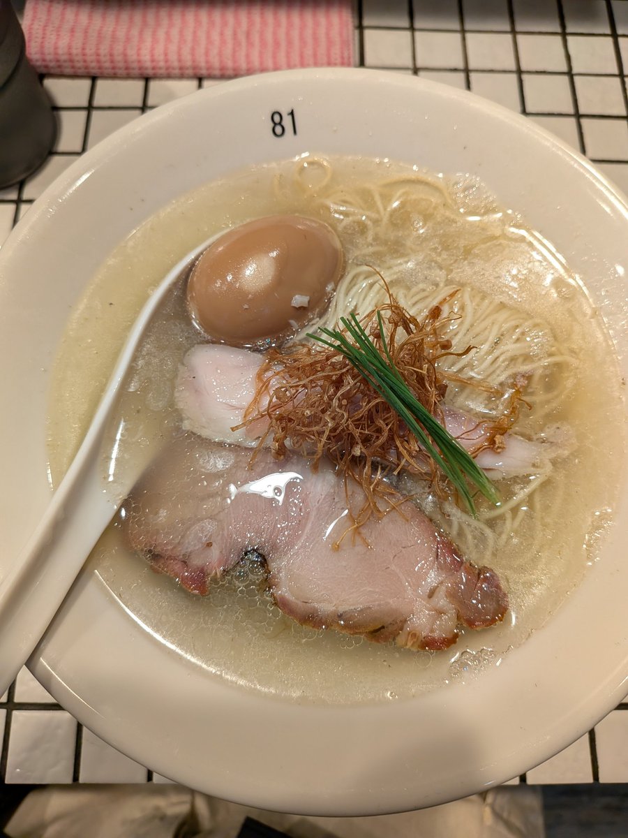 miuLAmen's tweet photo. 旨味塩そば(細麺) + 味玉 + 鶏飯

久しぶりのデフォルトを食べました！
美味しです😉
乾燥エノキも無くなるのかな🥺

#ラーメン #中華そば #八十一番 #81番 #町田 https://t.co/Qb8s0TAS9W