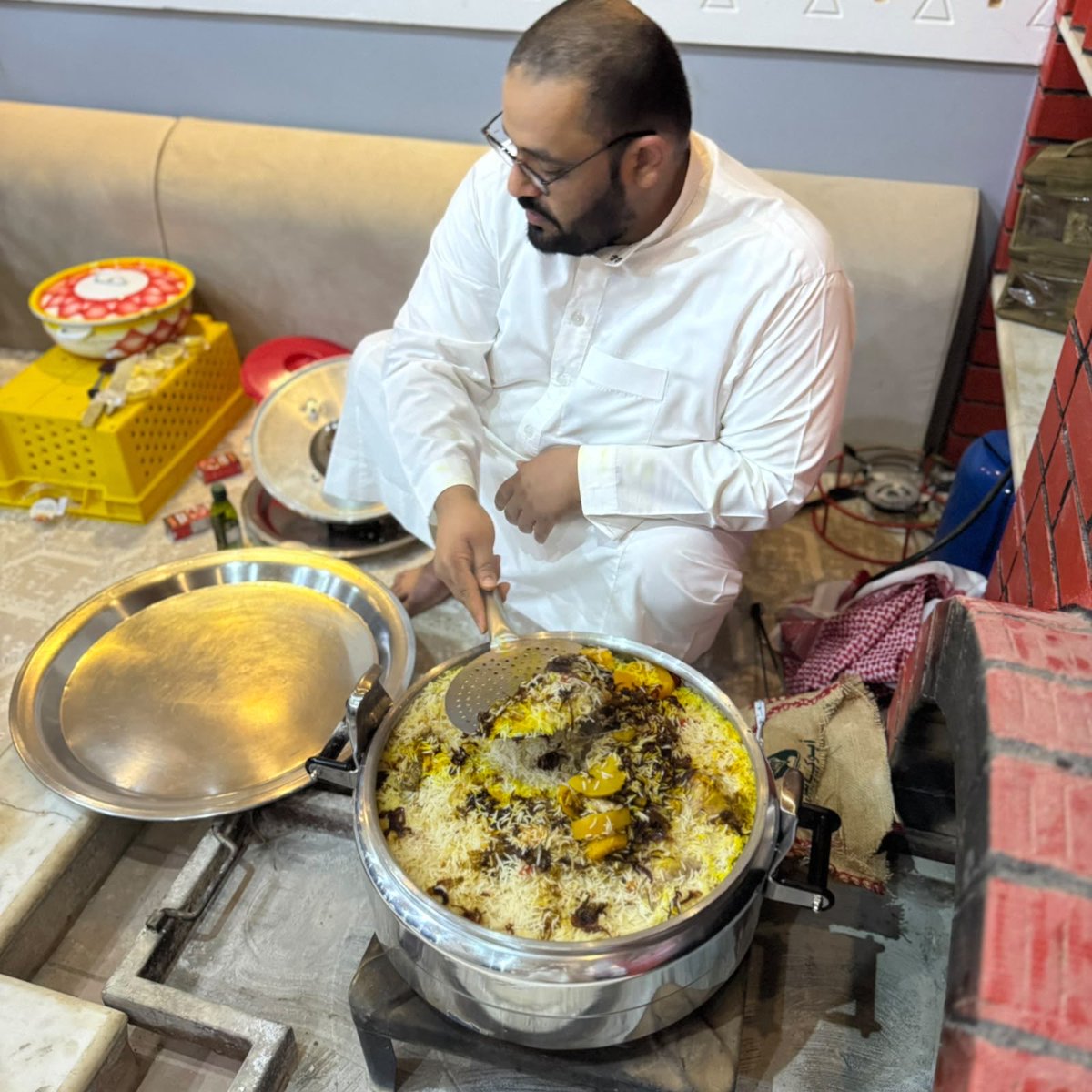 Shbab_Aflaj's tweet photo. ضمن برامج سما الصيفي 🇸🇦☕️🍽️
علوم المراجل، وتعليم القهوة السعودية والكبسة السعودية.
يقدمه أ / عبدالله حمود آل حمود
تجربة تجمع بين أصالة الموروث السعودي، وإتقان فنون الضيافة، وتعزيز القيم والمهارات العملية
@SCY_SA 
#جمعية_شباب_الافلاج 
#برنامج_سما_الصيفي https://t.co/N6ESNTK6Md