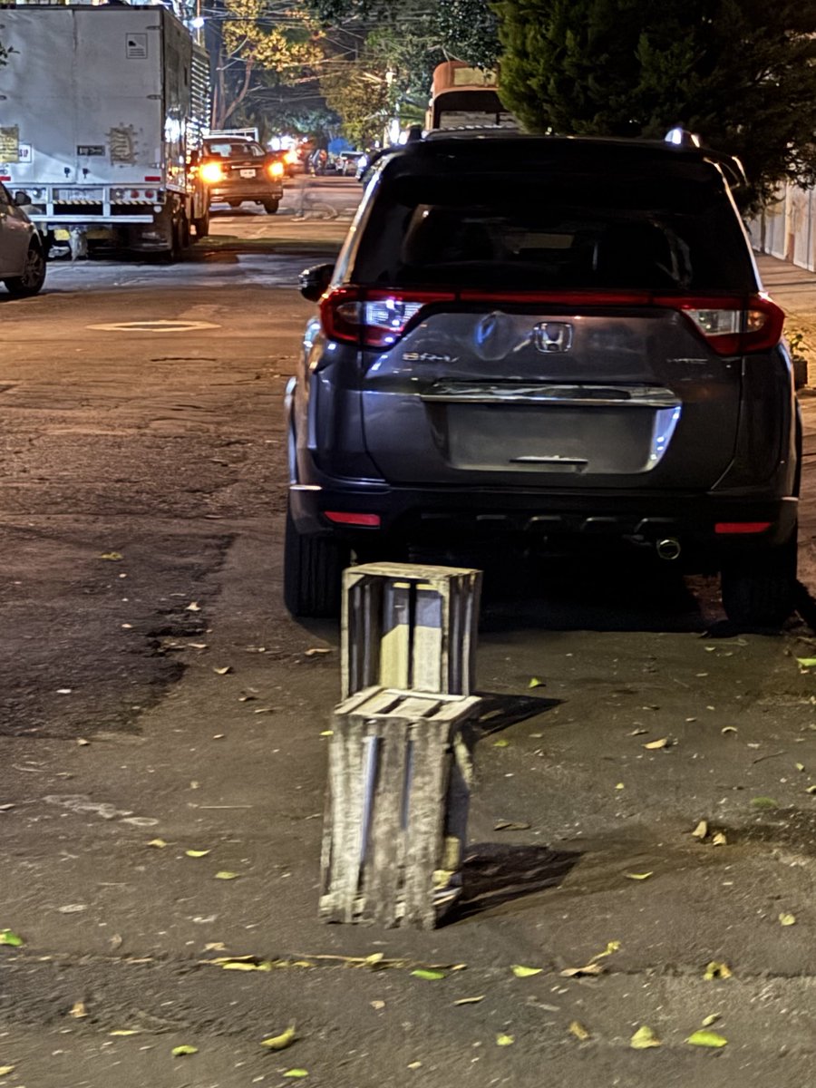 iwarsam's tweet photo. @AccionesBJ @locatel_mx Vecinos apartando lugares públicos sobre toda la calle Reembolsos, específicamente entre Ahorro Postal y Guipúzcoa. Muchas gracias. https://t.co/KQYD9gyNxQ