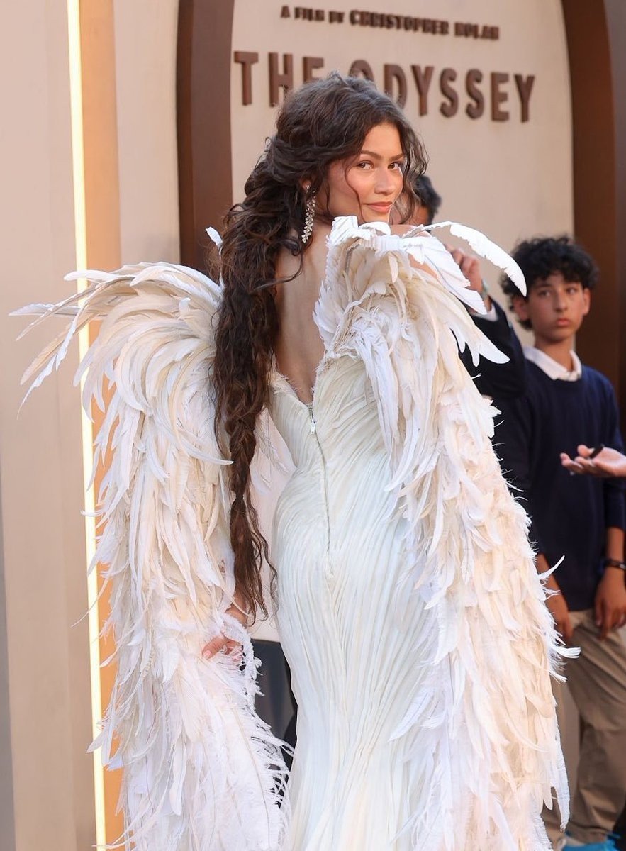 zenssdayaa's tweet photo. Zendaya not posting this look on Instagram is criminal https://t.co/iwkOSAwNX6