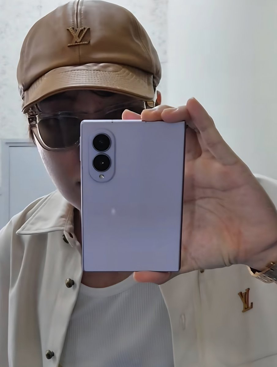 techdroider's tweet photo. Samsung's new folding Phone https://t.co/n4eRiufqRh