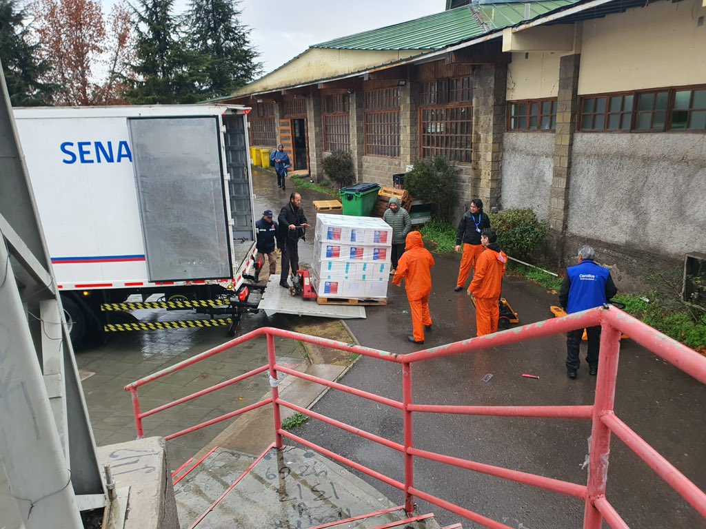 Senapred's tweet photo. En el marco del sistema frontal, la Dirección Regional de @SenapredRM proporcionó elementos de emergencia a la Municipalidad de Cerrillos, con motivo de apoyar a las comunidades afectadas por el evento meteorológico. https://t.co/yZcAtUQv4p