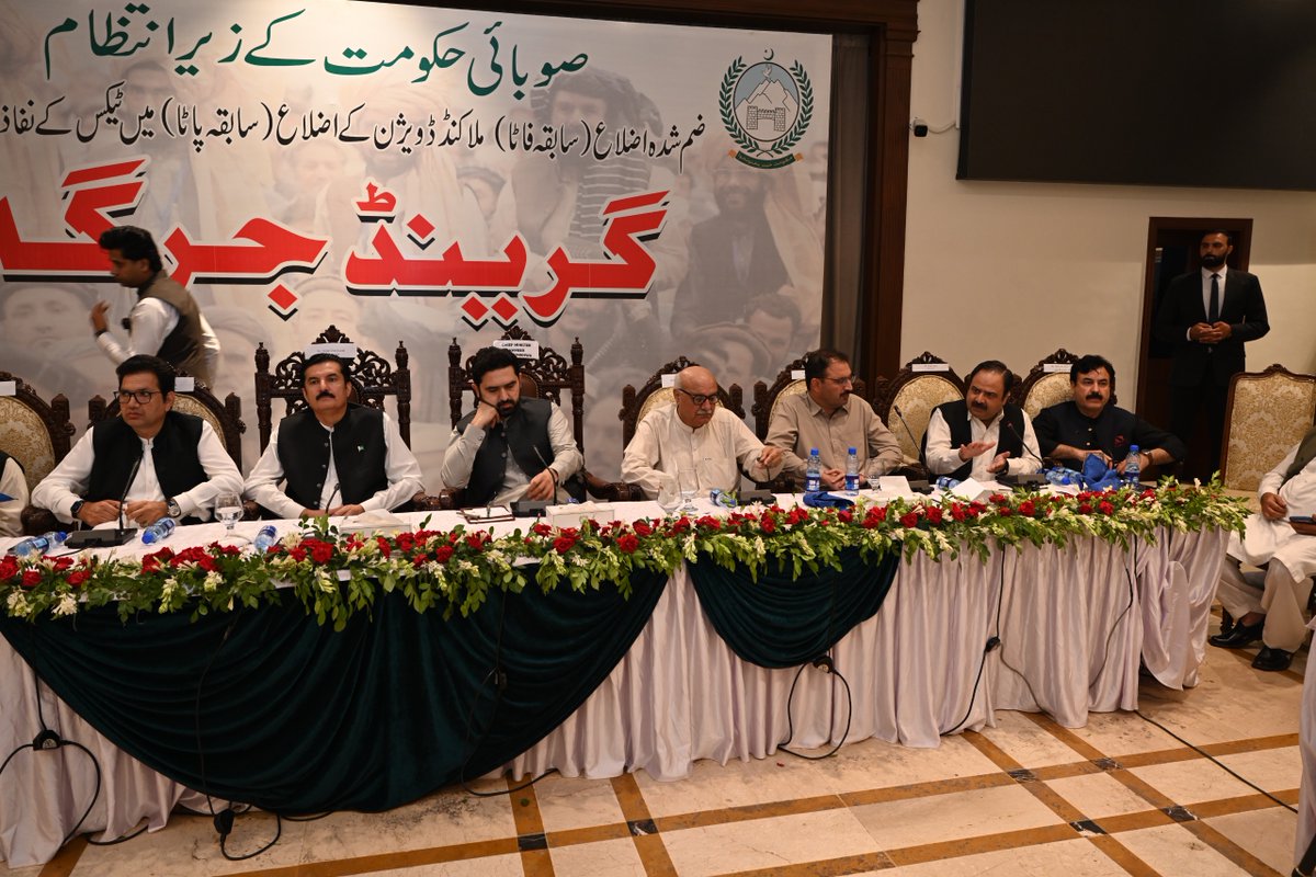 SikandarSherpao's tweet photo. فاٹا پاٹا میں ٹیکس کا نفاذ۔۔وزیراعلی ہاؤس خیبرپختونخوا میں منعقدہ مشاورتی گرینڈ جرگہ میں شرکت
تقریب میں گورنر خبیرپختونخوا، فیصل کریم کنڈی،  وزیراعلیٰ خبیرپختونخوا، سہیل آفریدی سمیت ایم اے ایز، ایم پی ایز سمیت بڑی سیاسی شخصیات کی شرکت
 #SikandarSherpao #FATA #Tax https://t.co/y0nUXOI0Vw