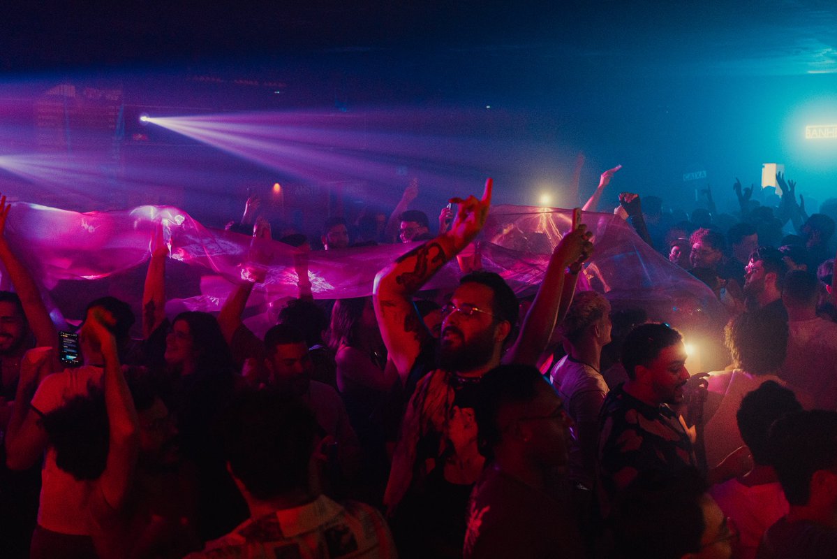 tarantinafesta's tweet photo. A danceteria é aqui 📍

Noite linda de ingressos esgotados e muitas confissões na pista de dança da TARANTINA Confessions 

📸 https://t.co/KXUKSXNLrb

por @alan_rodrigues https://t.co/QYaWaWKnaw