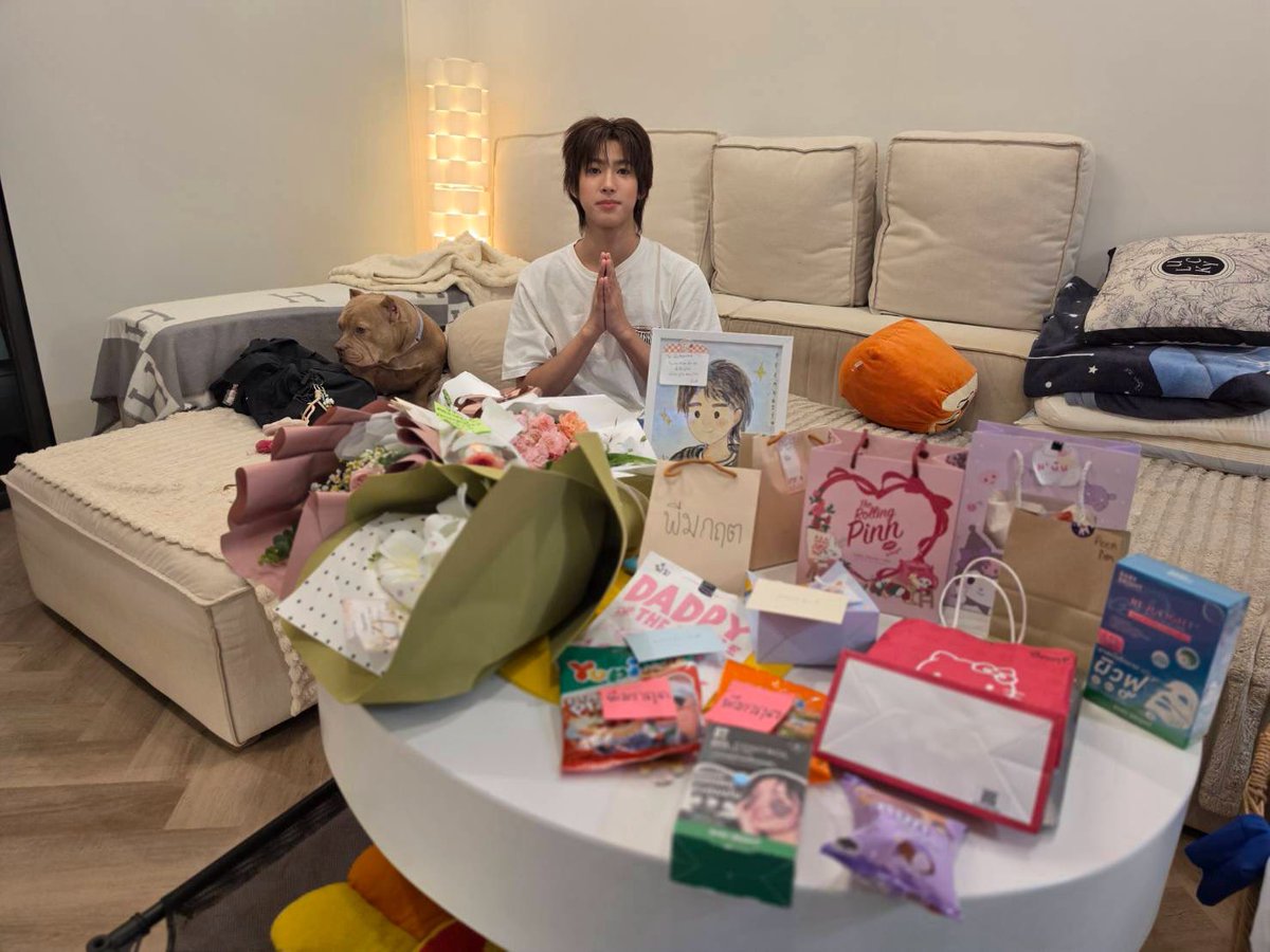 ppeemkrit's tweet photo. ขอบคุณทู้กกคน ที่มาในวันนี้นะคับและทีมหน้าจอ ขอบคุณของขวัญ เย้อมากๆเลยคับไม่คิดว่าจะได้เยอะขนาดนี้😢🙇🏻‍♂️ รักทุกคนจังเยย ขอบคุณทุกคนที่เลือกรักพีมนะคับ วันนี้มีความสุขมากดีใจได้ดูep.1พร้อมกับทุกๆคน ว่าแต่สนุกมั้ยคับ มารีวิวหน่อยน้า love u 3000 😙
#MIR2026EP1 https://t.co/nRvNH1kUEw