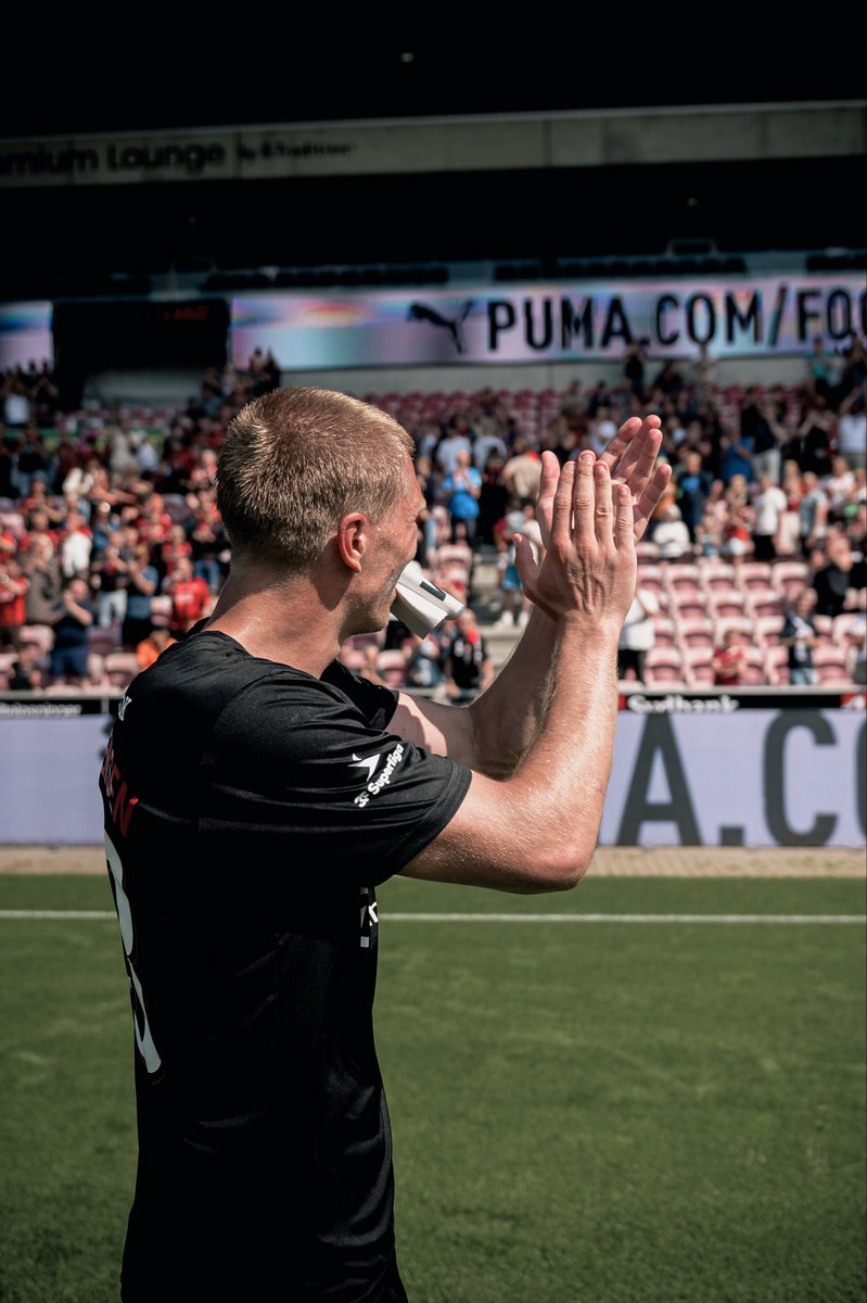 fcmidtjylland's tweet photo. Tak til alle jer, der lagde vejen forbi MCH Arena til den sidste testkamp i pre-season ⚫️🔴

Vi glæder os allerede til at have jer med igen, når Superligaen begynder.

Vi starter sæsonen på udebane mod Sønderjyske, og du kan sikre din plads her:

➜  https://t.co/t4fkmWvaLZ https://t.co/6Z8aHN6AxI