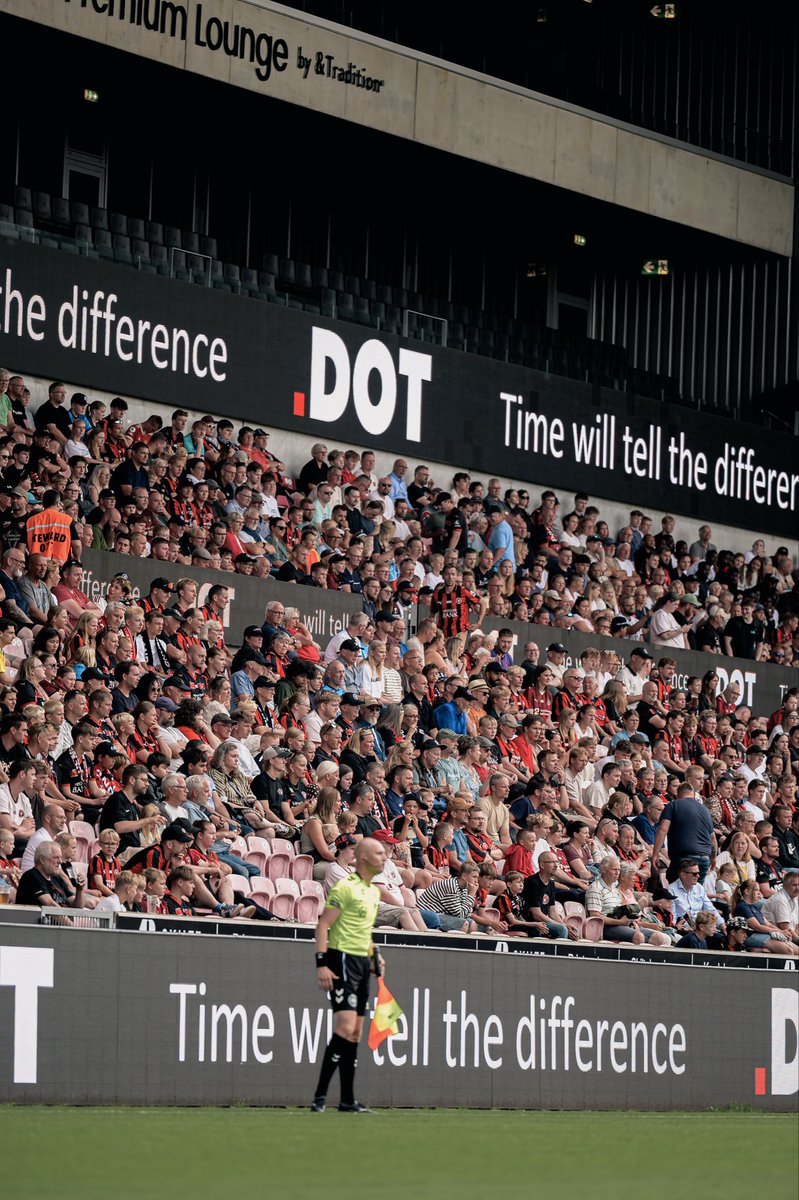 fcmidtjylland's tweet photo. Tak til alle jer, der lagde vejen forbi MCH Arena til den sidste testkamp i pre-season ⚫️🔴

Vi glæder os allerede til at have jer med igen, når Superligaen begynder.

Vi starter sæsonen på udebane mod Sønderjyske, og du kan sikre din plads her:

➜  https://t.co/t4fkmWvaLZ https://t.co/6Z8aHN6AxI