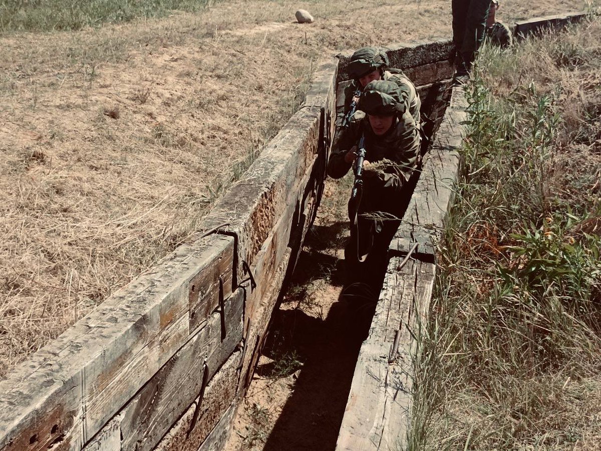 TheGreyPatriot_'s tweet photo. 🇧🇾🇷🇺 Today's training of troops from 120th Separate Guards Mechanized Brigade at 227th combined-arms training ground.

#Russia #Belarus #Belarusian #Today #Military #Army #Tactical #Training #Trench #EMR #RPG7 #AK74 #CQB https://t.co/SzmwxEg7ZL