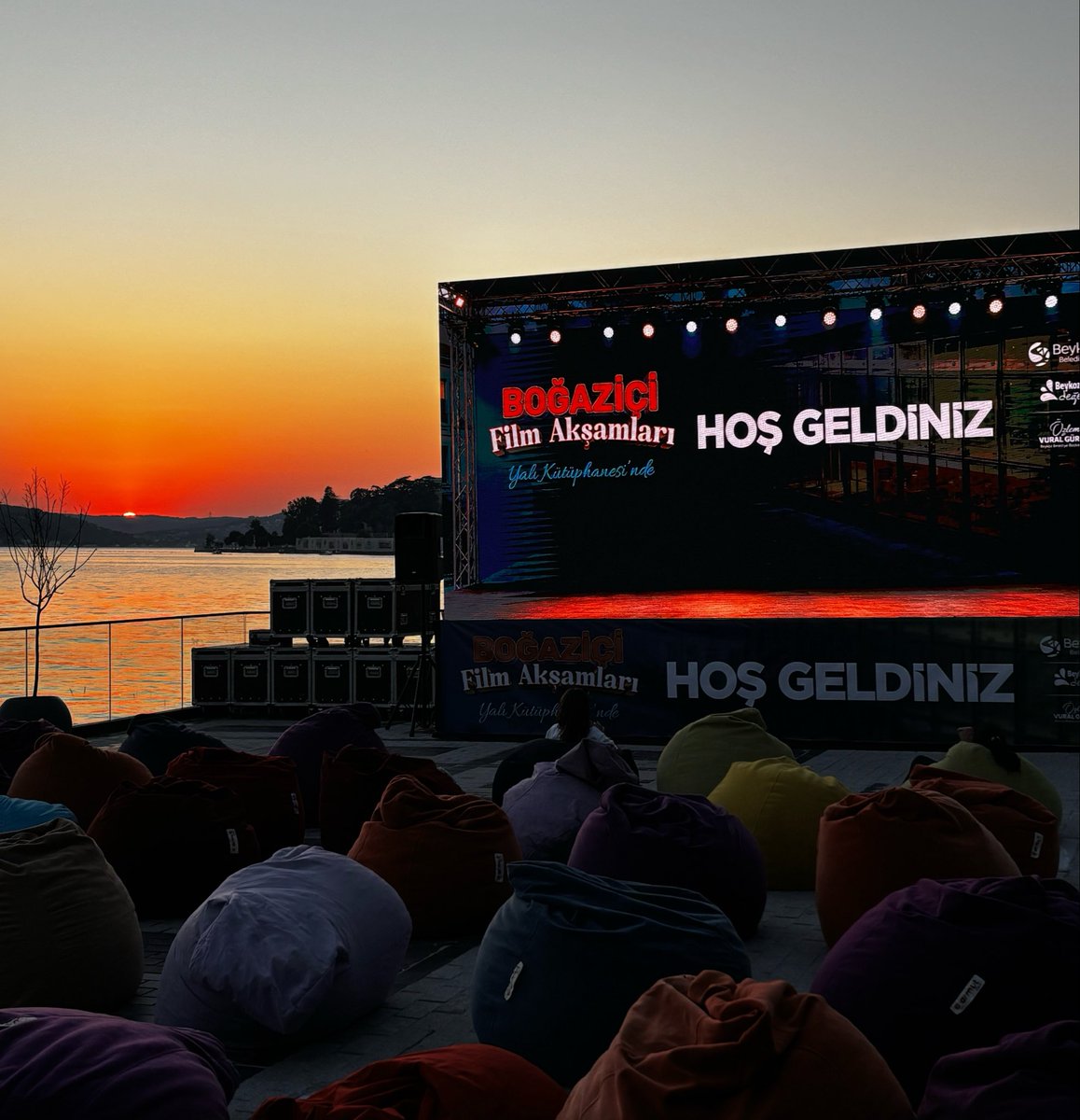 nuraykadioglu's tweet photo. #beykoz #yalıkütüphanesi #film #geceleri #boğaziçi https://t.co/1quhZR89Il
