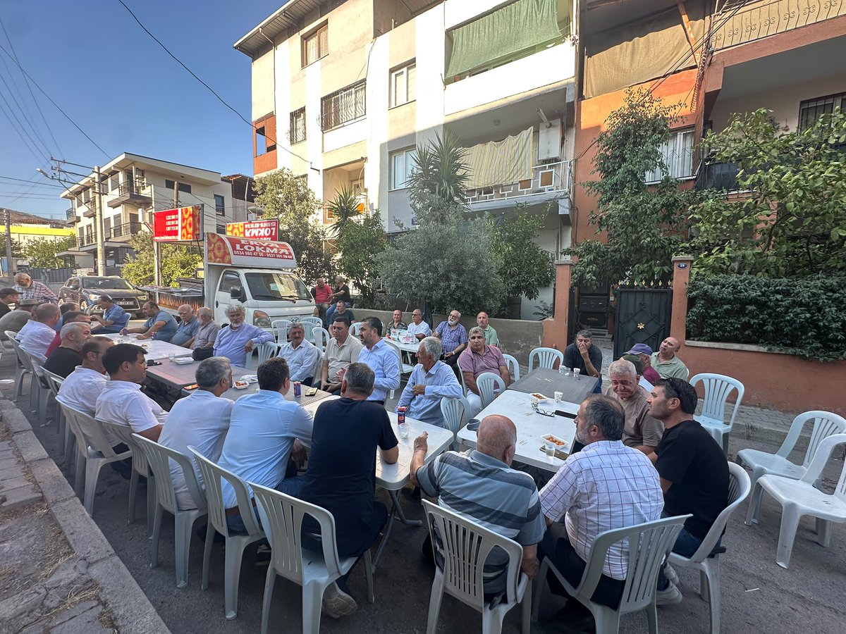 AkBayrakli's tweet photo. 📍Osmangazi Mahallesi

İlçe Başkanımız Sn. @TarkanDuzman ve yöneticilerimiz, geçtiğimiz hafta rahmet-i Rahman’a kavuşan Yönetim Kurulu Üyemiz merhum Abdullah Yurt  abimizin ailesi tarafından tertip edilen mevlid programına katıldılar.

Merhum Abdullah Yurt abimizi dualarla yâd ederek, bir kez daha Allah’tan rahmet; kıymetli ailesine, yakınlarına ve tüm sevenlerine sabır ve başsağlığı diliyoruz.

Rabbimiz mekânını cennet, makamını âli eylesin. 
Okunan Mevlid-i Şerif’i ve yapılan hayırları dergâh-ı izzetinde kabul buyursun.