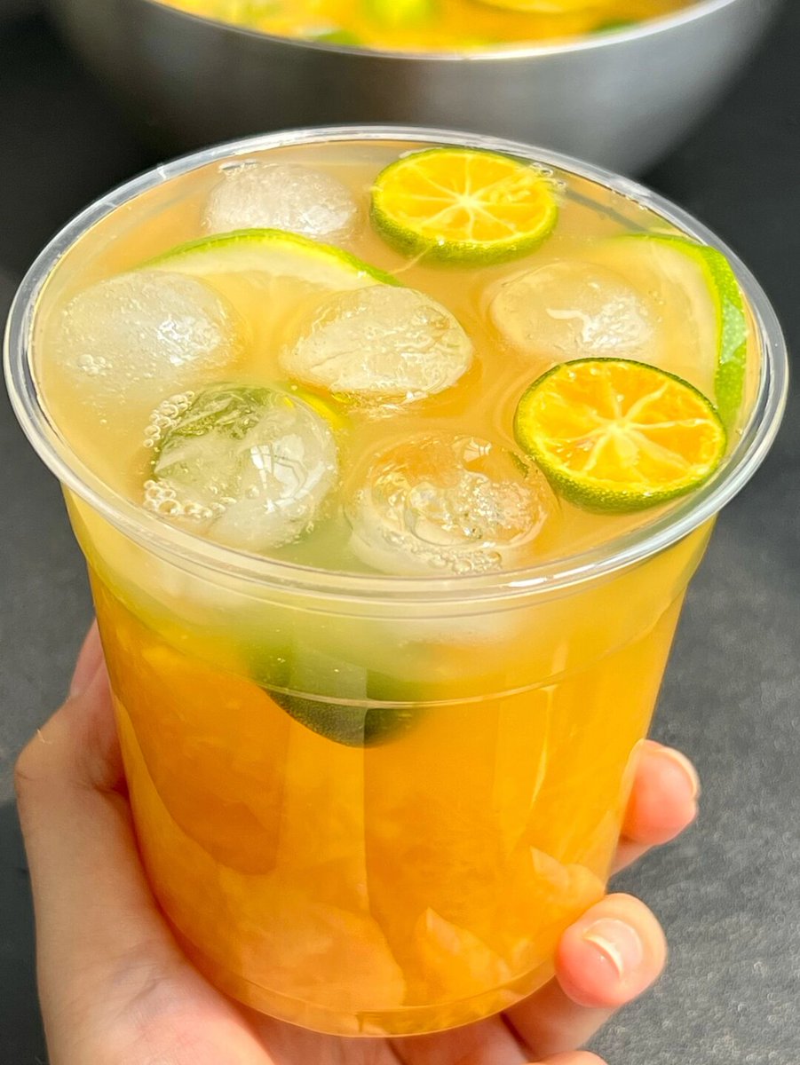 HoonBallom's tweet photo. 5-min mango iced latte hack: blend ripe mango + ice, pour over espresso, add a dash of oat milk. Sweet, creamy, and way cheaper than coffee shop drinks! https://t.co/svI5MNj6rx