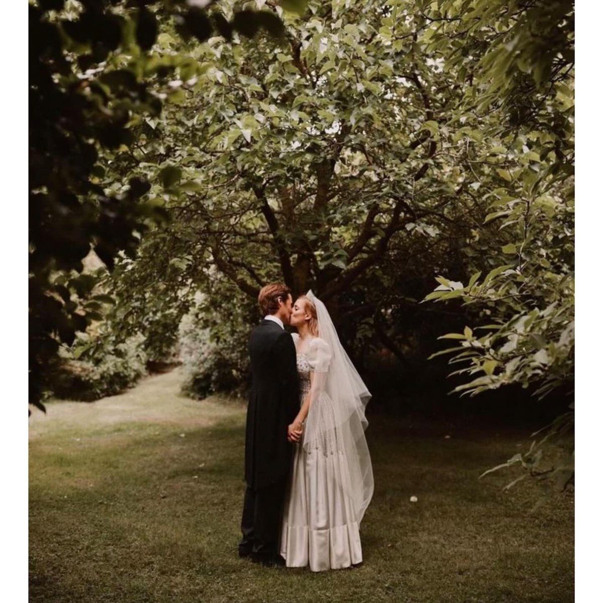 RoyalWikipedia's tweet photo. Beatrice wore a “Peau De Soie taffeta” dress by Norman Hartnell from the late Queen modified by Angela Kelly and Stewart Parvin, the Queen Mary Fringe Tiara secured the veil❤️
Beatrice wore champagne-coloured satin Valentino shoes❤️
2/4❤️
#PrincessBeatrice #EdoardoMapelliMozzi https://t.co/lz6iOHZak8