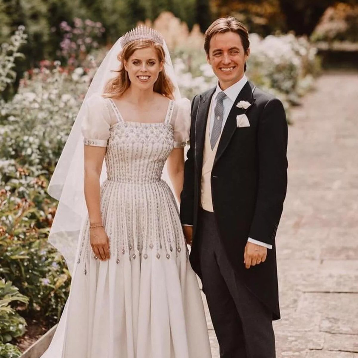 RoyalWikipedia's tweet photo. Beatrice wore a “Peau De Soie taffeta” dress by Norman Hartnell from the late Queen modified by Angela Kelly and Stewart Parvin, the Queen Mary Fringe Tiara secured the veil❤️
Beatrice wore champagne-coloured satin Valentino shoes❤️
2/4❤️
#PrincessBeatrice #EdoardoMapelliMozzi https://t.co/lz6iOHZak8
