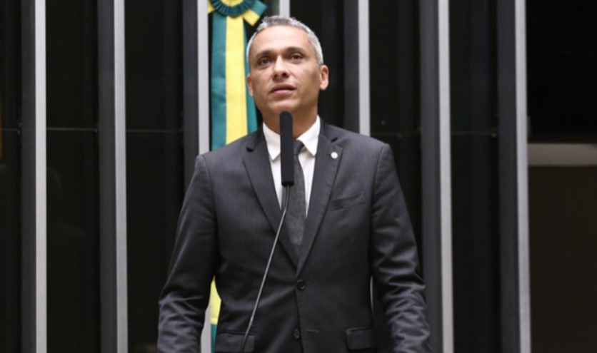 LunaBambam74's tweet photo. Agro em perigo
E o tarifaço chinês de até 67% para carne?, cobra deputado
Gustavo Gayer aciona três ministérios e questiona estratégias contra a medida:

O líder da Minoria na Câmara, deputado federal Gustavo Gayer (PL-GO), acionou três ministérios e cobrou informações sobre a estratégia do governo Lula (PT) diante de um cenário que pode afetar um dos principais produtos da pauta de exportações do agronegócio, a carne bovina.

Pelas regras estabelecidas pela China, o Brasil possui uma cota anual de 1,106 milhão de toneladas de carne bovina. Até esse limite, permanece em vigor uma tarifa de importação de 12%.

No entanto, caso o volume exportado ultrapasse essa quantidade, passa a incidir uma sobretaxa adicional de 55%, elevando a tributação total para 67% e reduzindo a competitividade do produto brasileiro no principal mercado comprador da carne nacional.