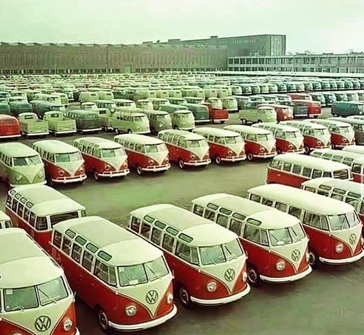 CamperFanPAGE's tweet photo. I'll have the red one, please! 🙈 #VWLove https://t.co/EyT0QRLDlB