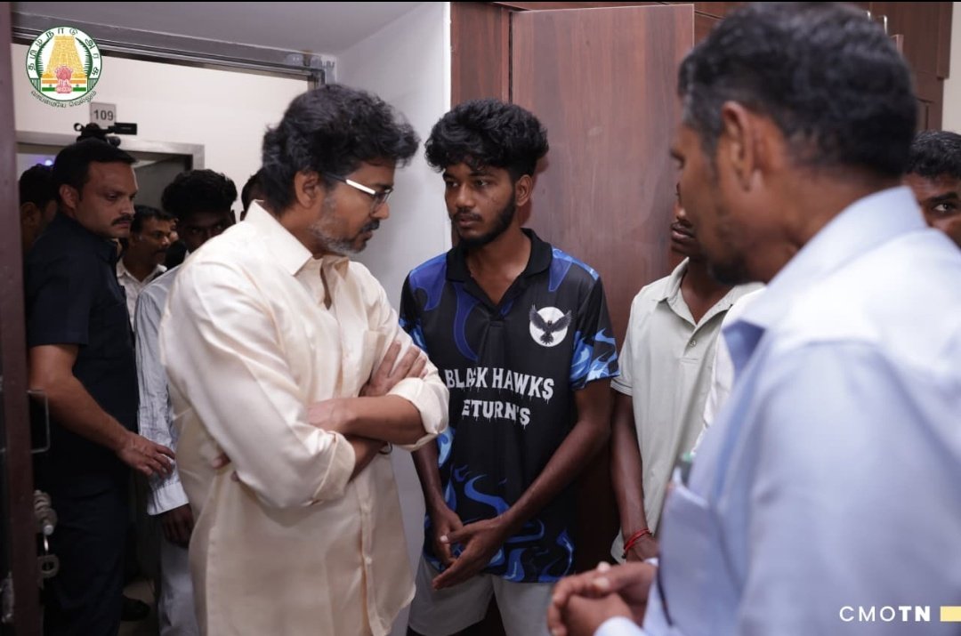 BmYasin15's tweet photo. ஒரு முதல்வர் ஆய்வுக்கு சென்ற இடத்தில் மாணவர்களை சொல்லும் கோரிக்கைகளை கை கட்டி கேட்கிறார்..

I repeat !!

கை கட்டி கேட்கிறார்🥹❤️He’s here to rule 😎 Not just to survive @TVKVijayHQ 

#CMJosephVijay‌ https://t.co/pqcPGA4Kto