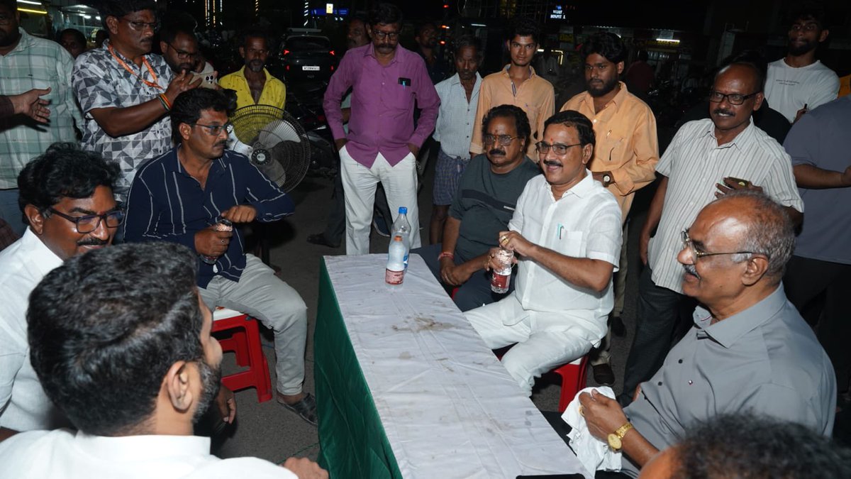 BjpVarma's tweet photo. బీజేపీ ఆధ్వర్యంలో జరిగిన పోలవరం ప్రాజెక్టు సందర్శన ముగించుకుని భీమవరం వెళ్తూ, మార్గమధ్యలో తాడేపల్లిగూడెం ‘ఈట్ స్ట్రీట్’ వద్ద ఆగి స్థానిక ప్రజలు, వ్యాపారులతో కలిసి అల్పాహారం స్వీకరించాను. ప్రజలతో మమేకమై వారి యోగక్షేమాలు తెలుసుకోవడం నాకు ఎప్పుడూ సంతృప్తినిస్తుంది.

​త్వరలో  ఇలాంటి అద్భుతమైన ‘ఈట్ స్ట్రీట్’ లను మరి కొన్ని ప్రదేశాల్లో ఏర్పాటు చేయడానికి నా వంతు కృషి చేస్తాను. నాతో పాటు తాడేపల్లిగూడెం ఎమ్మెల్యే శ్రీ బొలిశెట్టి శ్రీనివాస్ గారు, బీజేపీ సీనియర్ నాయకులు శ్రీ ఈతకోట తాతాజీ గారు, తదితరులు పాల్గొన్నారు.

@bjp4andhra @bjp4india @narendramodi @ncbn @pawankalyan @NitinNabin  @blsanthosh @shivprakashbjp @bolisettisrinu 

#tadepalligudem #bjpvarma