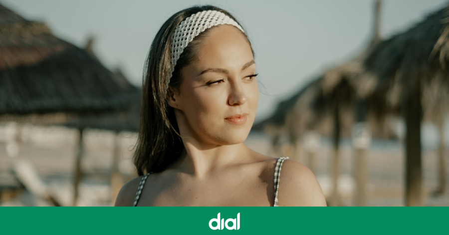 Cadena_Dial's tweet photo. María Parrado se pasa a la 'Vida de turista' con su nuevo lanzamiento: Videoclip y letra completa

⬇️ Enlace a la noticia completa a continuación 🔗 https://t.co/uqWsN29gZ6