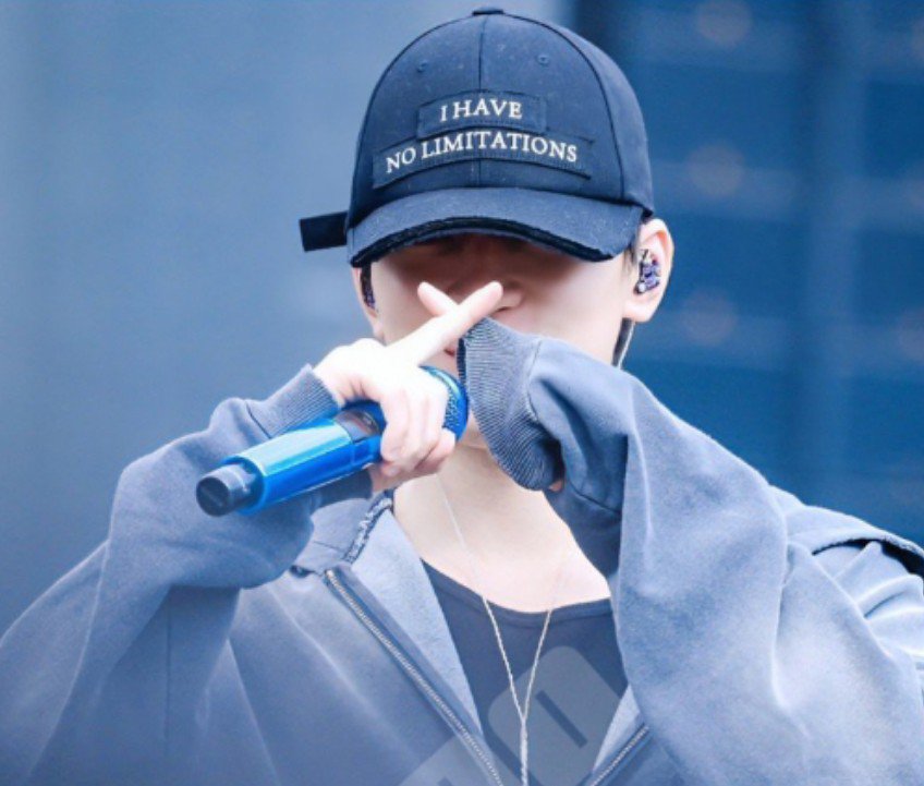 kwonwonhui's tweet photo. Wonwoo telling a fan he can't read their banner because he doesn't have his glasses on while wearing a cap that says "I have no limitations https://t.co/hiVy8sJ9iw