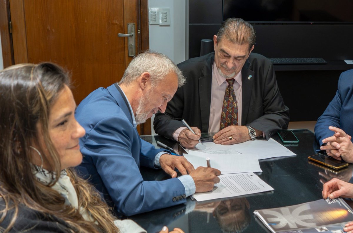SindicatoSupara's tweet photo. Con la presencia del Sec. Gral., Daniel Mallotti, la Sec. de Salud Laboral, Ambiente y Seg. del Trabajo, Silvina del Valle Rodríguez, y el Rector de la UTN, Ing. Rubén Soro, sellamos un Convenio Marco para fortalecer la salud y seguridad de las y los trabajadores aduaneros. https://t.co/Vw0KHEhCuu
