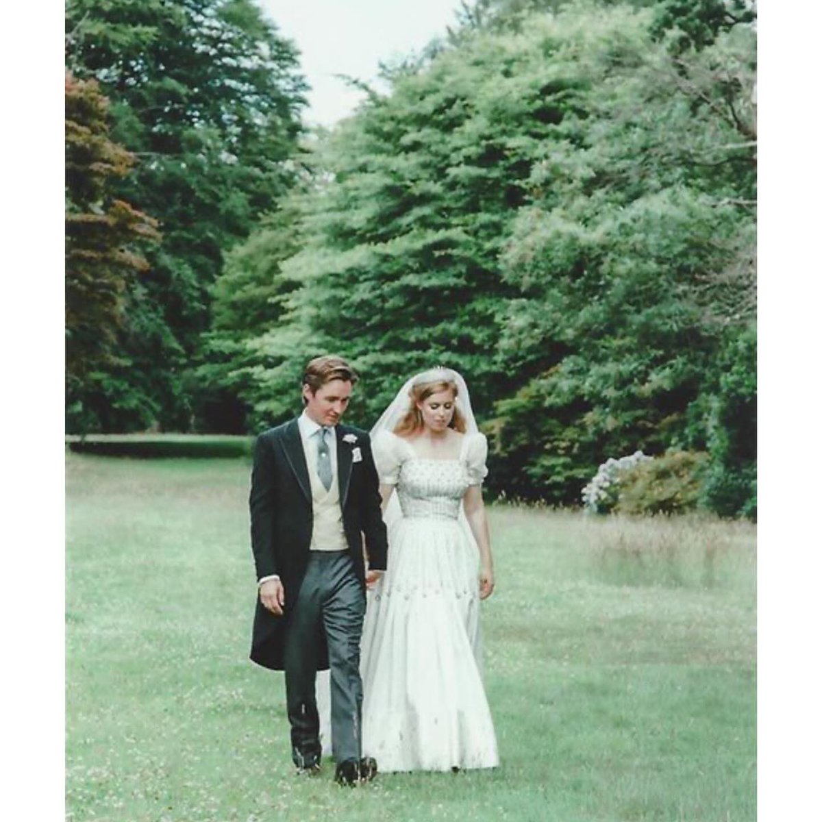 RoyalWikipedia's tweet photo. The bouquet featured trailing jasmine, sweet peas, royal porcelain spray roses, O’Hara garden roses, wax flower, baby astilbe and myrtle❤️
Wolfie was best man and Princess Eugenie was matron of honour❤️
3/4❤️
#PrincessBeatrice #EdoardoMapelliMozzi https://t.co/CSGpCmkAWn