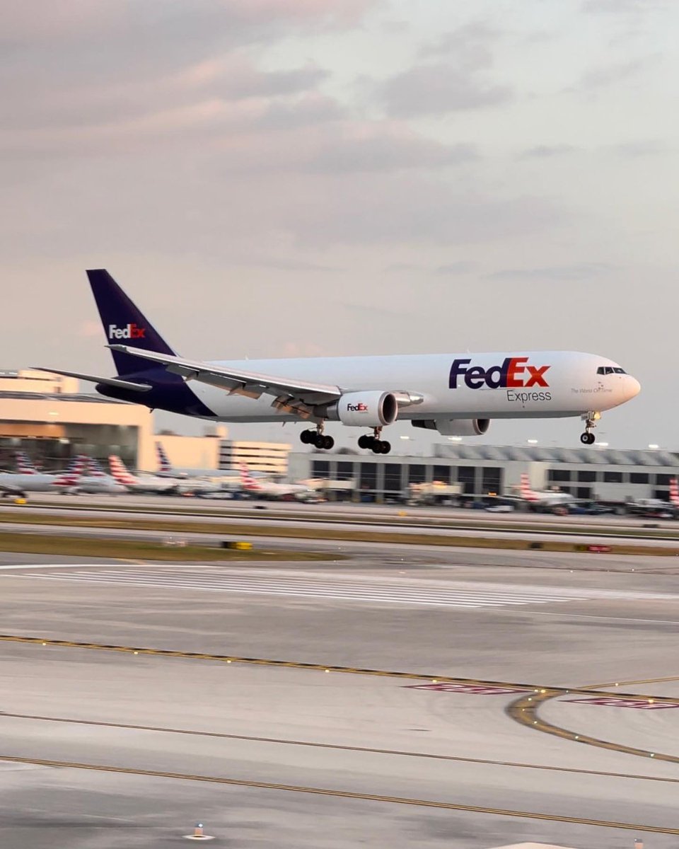 FedExEurope's tweet photo. Another Friday, another smooth takeoff โ๏ธ๐
๐ธ victor_the_aviator
#FridayFanPhoto https://t.co/cxG5YHWOc5