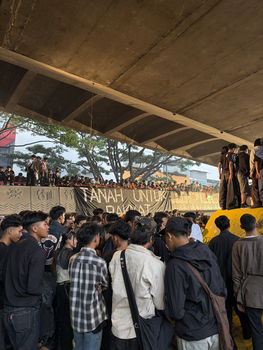 derbycountiy's tweet photo. gila ajg libatin public space dan antusiasnya sebesar ini https://t.co/ZT7CXv1nST