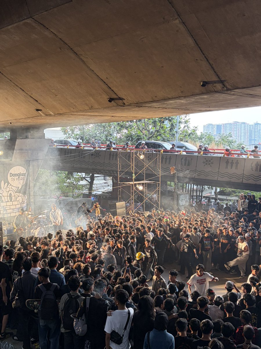 derbycountiy's tweet photo. gila ajg libatin public space dan antusiasnya sebesar ini https://t.co/ZT7CXv1nST