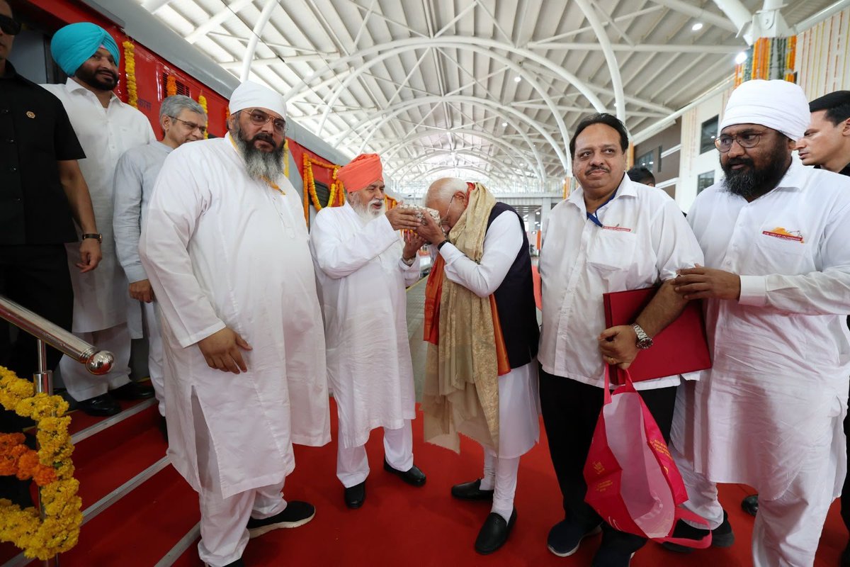narendramodi's tweet photo. ਜਲੰਧਰ ਵਿੱਚ ਸੰਤ ਨਿਰੰਜਨ ਦਾਸ ਜੀ ਨੂੰ ਮਿਲਣ ਦਾ ਸੁਭਾਗ ਪ੍ਰਾਪਤ ਹੋਇਆ। ਅਧਿਆਤਮਿਕ ਜਾਗਰੂਕਤਾ ਅਤੇ ਸਮਾਜ ਭਲਾਈ ਵਿੱਚ ਉਨ੍ਹਾਂ ਦਾ ਯੋਗਦਾਨ ਬਹੁਤ ਹੀ ਪ੍ਰੇਰਨਾਦਾਇਕ ਹੈ। https://t.co/trDaRe8eFo