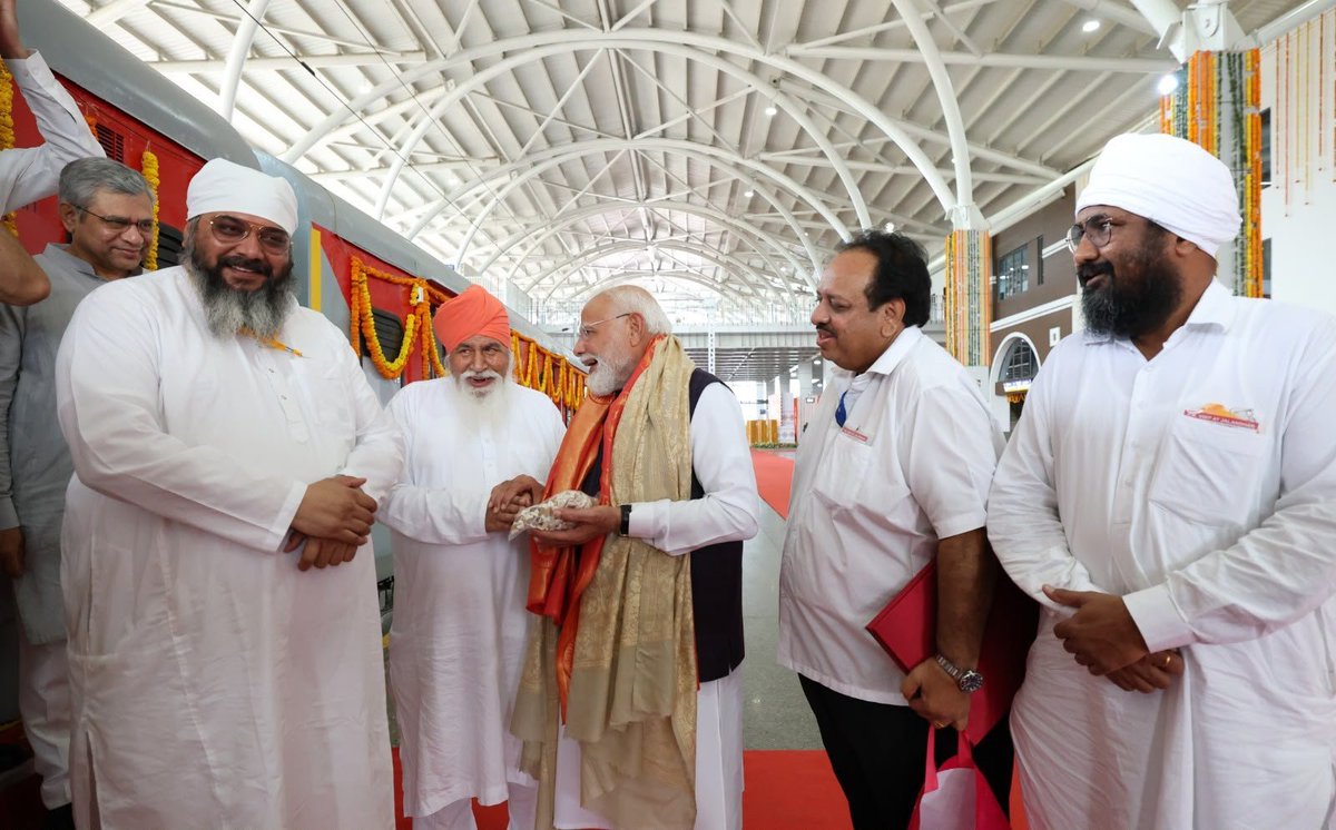 narendramodi's tweet photo. ਜਲੰਧਰ ਵਿੱਚ ਸੰਤ ਨਿਰੰਜਨ ਦਾਸ ਜੀ ਨੂੰ ਮਿਲਣ ਦਾ ਸੁਭਾਗ ਪ੍ਰਾਪਤ ਹੋਇਆ। ਅਧਿਆਤਮਿਕ ਜਾਗਰੂਕਤਾ ਅਤੇ ਸਮਾਜ ਭਲਾਈ ਵਿੱਚ ਉਨ੍ਹਾਂ ਦਾ ਯੋਗਦਾਨ ਬਹੁਤ ਹੀ ਪ੍ਰੇਰਨਾਦਾਇਕ ਹੈ। https://t.co/trDaRe8eFo