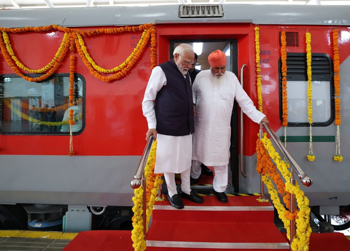 narendramodi's tweet photo. ਜਲੰਧਰ ਵਿੱਚ ਸੰਤ ਨਿਰੰਜਨ ਦਾਸ ਜੀ ਨੂੰ ਮਿਲਣ ਦਾ ਸੁਭਾਗ ਪ੍ਰਾਪਤ ਹੋਇਆ। ਅਧਿਆਤਮਿਕ ਜਾਗਰੂਕਤਾ ਅਤੇ ਸਮਾਜ ਭਲਾਈ ਵਿੱਚ ਉਨ੍ਹਾਂ ਦਾ ਯੋਗਦਾਨ ਬਹੁਤ ਹੀ ਪ੍ਰੇਰਨਾਦਾਇਕ ਹੈ। https://t.co/trDaRe8eFo
