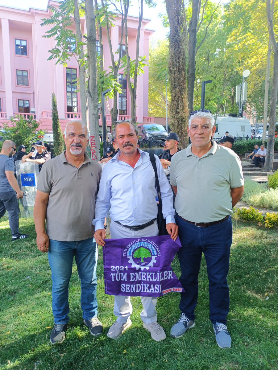 erdemliulva08's tweet photo. Aşımızı,  ekmeğimizi  ve işimizi geri istiyoruz; KHK' ler gidecek biz kalacağız  diyen KHK' li arkadaşlarımızın Ankara Güven Park'taki basın açıklaması ve nöbet eylemine katıldım. Hiçbir soruşturması, cezası olmadığı halde keyfi olarak görevine iade edilmeyen tüm emekçilerin yanındayız.
Gün gelecek haksızlığa, hukuksuzluğa yol açanlar, yasaları işine geldiği gibi işletenler bunun hesabını verecek!
@egitimsen @KESK1995 
@Erdemli2021SEN