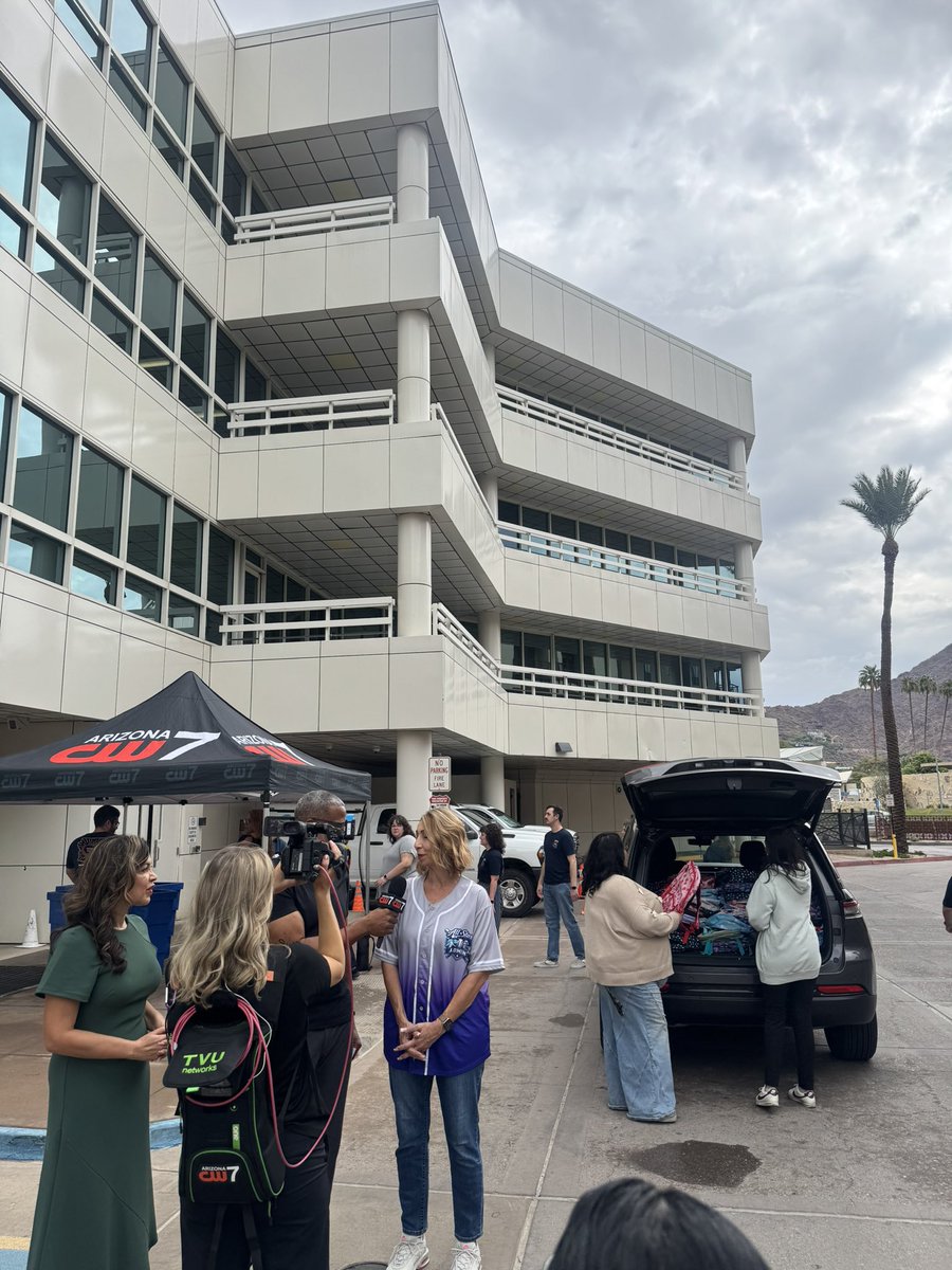 CartwrightSD's tweet photo. Huge thanks to @CWArizona and #STUFFTHEBUS for supporting @TarverSchool! 🎒✏️ Congratulations to Dr. Weiss and the Tarver community. Your generosity is helping our students start the school year strong! 💙 #WeAreCartwrightWeAreGrowingTogether https://t.co/llZMo0El6i