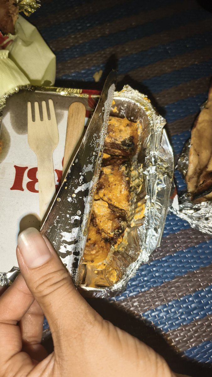 SandyJewaliya's tweet photo. @Swiggy ye aisa khana served kiya h 
Udaipur ke famous restaurant dil Punjabi dhaba ne...
Iski complaint ki @Swiggy pr to ye 80Rupiye refund kr rhe h..
Baki ke paiso ka hissab kon krega ye khana to bekar nikla..
Khana gya paise gye
Thanks @Swiggy for this wonderful service https://t.co/PGCfaf0Gps