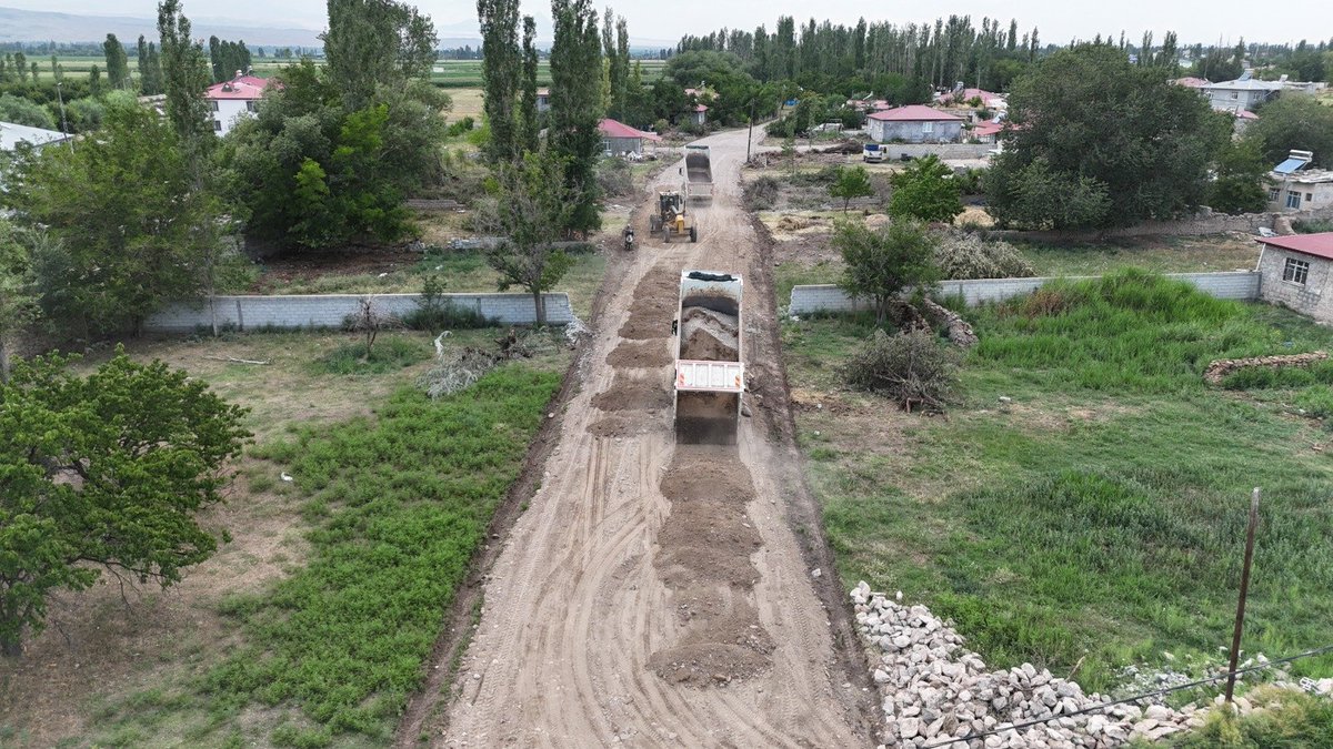 igdirbelediye's tweet photo. Iğdır Belediyesi Fen İşleri Müdürlüğü ekiplerimiz tarafından Emek Mahallesi 236. Sokak'ta yol açımı, reglaj ve dolgu çalışmaları devam etmektedir. https://t.co/t0cwF2e6Rw