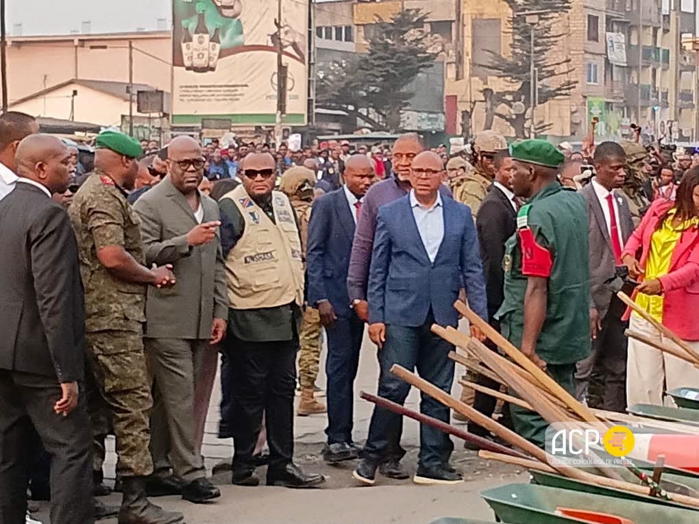 solola26's tweet photo. Lors de sa descente d'inspection des travaux d'assainissement de la Ville sur le blvd Lumumba/Tshangu, le PR Tshisekedi a révélé qu'il est informé des efforts réalisés par les bâtisseurs du Service national. Satisfait, il leur a assuré son accompagnement et celui du Gouvernement. https://t.co/irYnGki9rS