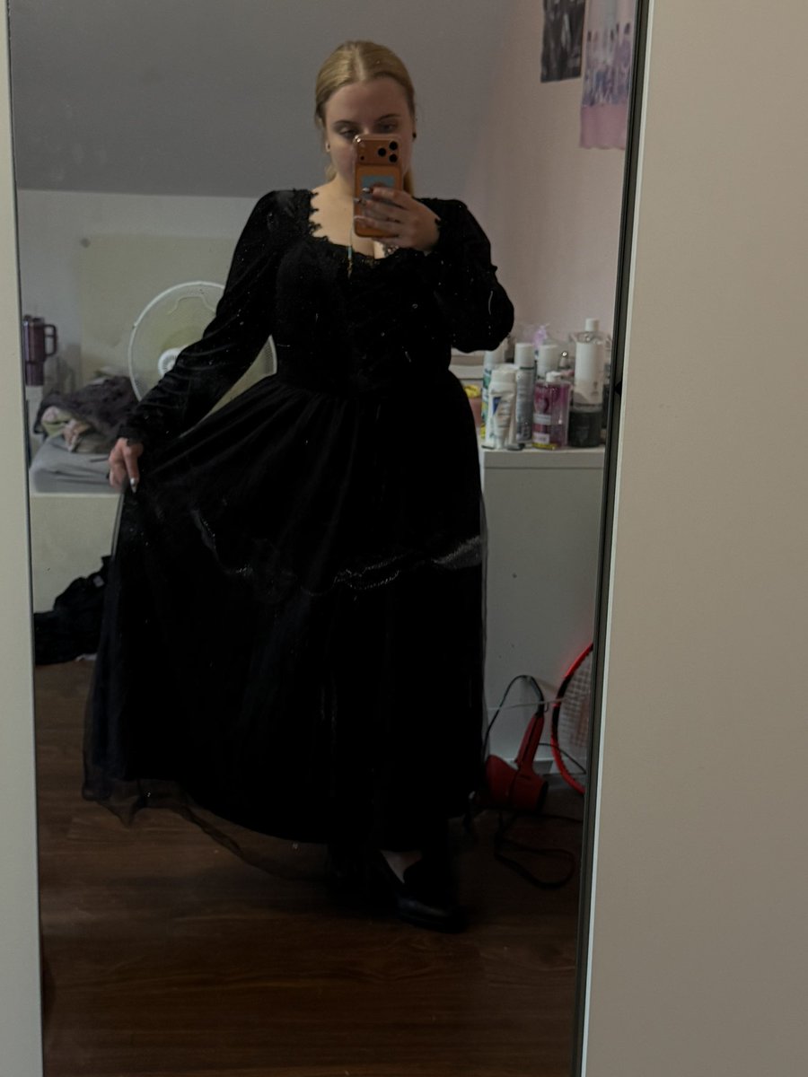 uwusjoon's tweet photo. going to a wedding tomorrow looking like i’m
going to a funeral 🥰🔪 https://t.co/Lxu3ShDs0N