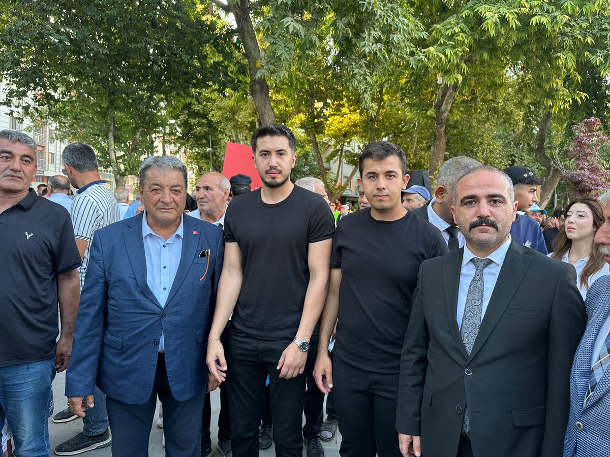 akgencbttlgzi's tweet photo. Malatya Kayısı Festivali ve Fuarı kapsamında düzenlenen kortej yürüyüşüne; milletvekillerimiz, il ve ilçe teşkilatlarımız, belediye başkanlarımız, siyasi parti temsilcilerimiz, sivil toplum kuruluşlarımız ve kıymetli hemşehrilerimizle birlikte Battalgazi Gençlik Kolları olarak katılım sağladık.

Birlik ve beraberliğimizin en güzel örneklerinden biri olan bu coşkuyu hep birlikte yaşadık.

Festivalimizin Malatya’mıza bereket, kardeşlik ve güzel hatıralar getirmesini temenni ediyor, emeği geçen herkese teşekkür ediyoruz.