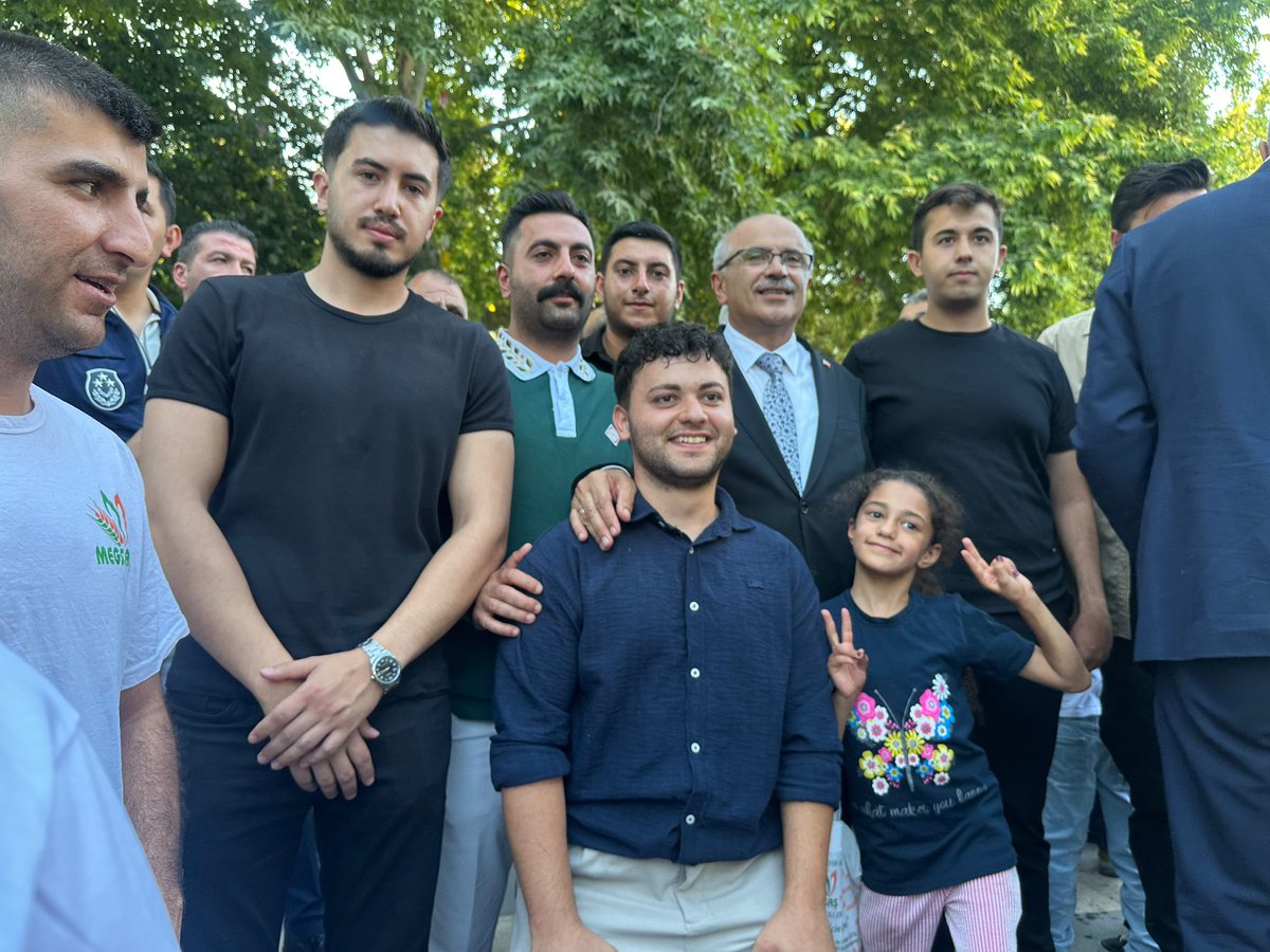 akgencbttlgzi's tweet photo. Malatya Kayısı Festivali ve Fuarı kapsamında düzenlenen kortej yürüyüşüne; milletvekillerimiz, il ve ilçe teşkilatlarımız, belediye başkanlarımız, siyasi parti temsilcilerimiz, sivil toplum kuruluşlarımız ve kıymetli hemşehrilerimizle birlikte Battalgazi Gençlik Kolları olarak katılım sağladık.

Birlik ve beraberliğimizin en güzel örneklerinden biri olan bu coşkuyu hep birlikte yaşadık.

Festivalimizin Malatya’mıza bereket, kardeşlik ve güzel hatıralar getirmesini temenni ediyor, emeği geçen herkese teşekkür ediyoruz.