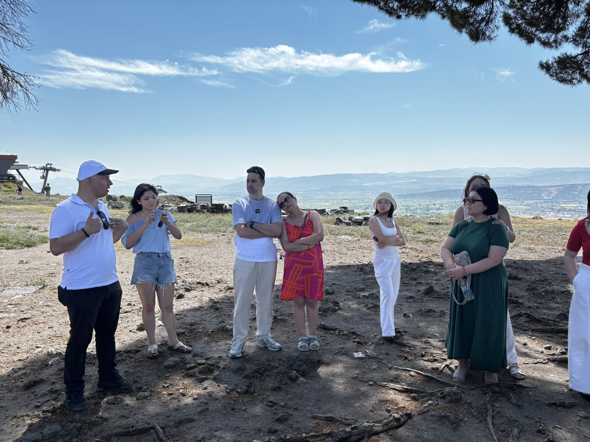 bergama_mem's tweet photo. Kazakistan’dan Bergama’ya Eğitim ve Kültür Buluşması 🇹🇷🇰🇿

Kazakistan’ın Almatı şehrindeki Abay Ulusal Pedagoji Üniversitesinden akademisyen ve öğrencilerden oluşan heyeti ilçemizde ağırlamaktan memnuniyet duyduk.

Heyet, UNESCO Dünya Mirası Bergama Çok Katmanlı Kültürel Peyzaj Alanı’nın en önemli değerlerinden biri olan Akropol’ü, UNESCO Alan Başkanı Dr. Emre Ataberk rehberliğinde gezerek bölgenin tarihî ve kültürel mirası hakkında bilgi aldı.

Program kapsamında İlçe Millî Eğitim Müdürümüz Sayın Ekrem ULUS ile Bergama Belediye Başkanı Sayın Tanju ÇELİK de heyetle bir araya gelerek eğitim, kültür ve ortak tarihî mirasımız üzerine değerlendirmelerde bulundu.

Türkiye ile Kazakistan arasındaki dostluk ve kardeşlik bağlarını güçlendiren bu anlamlı ziyaretin, eğitim ve kültürel iş birliklerine katkı sunmasını temenni ediyoruz.

@tcmeb @izmir_ilmem @yahsiomer @UlusEkrem