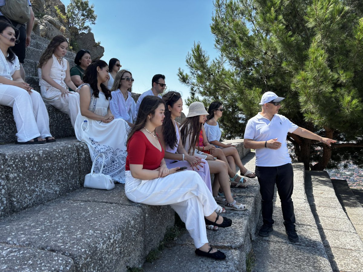 bergama_mem's tweet photo. Kazakistan’dan Bergama’ya Eğitim ve Kültür Buluşması 🇹🇷🇰🇿

Kazakistan’ın Almatı şehrindeki Abay Ulusal Pedagoji Üniversitesinden akademisyen ve öğrencilerden oluşan heyeti ilçemizde ağırlamaktan memnuniyet duyduk.

Heyet, UNESCO Dünya Mirası Bergama Çok Katmanlı Kültürel Peyzaj Alanı’nın en önemli değerlerinden biri olan Akropol’ü, UNESCO Alan Başkanı Dr. Emre Ataberk rehberliğinde gezerek bölgenin tarihî ve kültürel mirası hakkında bilgi aldı.

Program kapsamında İlçe Millî Eğitim Müdürümüz Sayın Ekrem ULUS ile Bergama Belediye Başkanı Sayın Tanju ÇELİK de heyetle bir araya gelerek eğitim, kültür ve ortak tarihî mirasımız üzerine değerlendirmelerde bulundu.

Türkiye ile Kazakistan arasındaki dostluk ve kardeşlik bağlarını güçlendiren bu anlamlı ziyaretin, eğitim ve kültürel iş birliklerine katkı sunmasını temenni ediyoruz.

@tcmeb @izmir_ilmem @yahsiomer @UlusEkrem