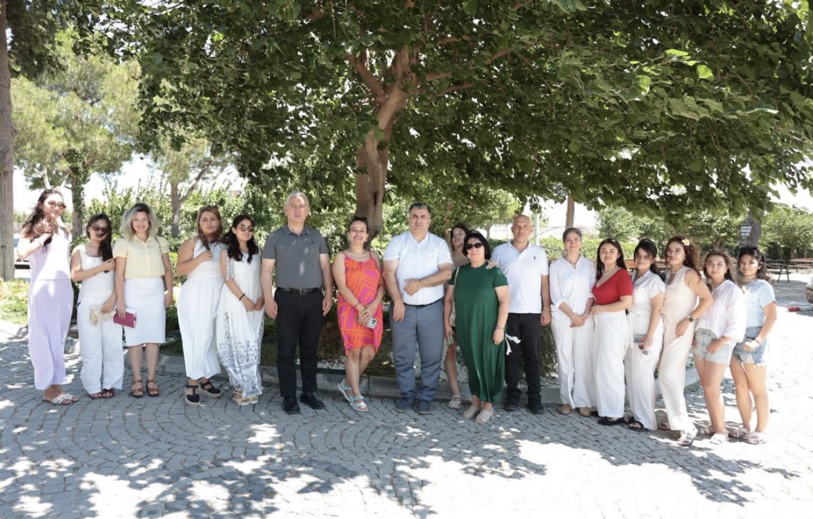 bergama_mem's tweet photo. Kazakistan’dan Bergama’ya Eğitim ve Kültür Buluşması 🇹🇷🇰🇿

Kazakistan’ın Almatı şehrindeki Abay Ulusal Pedagoji Üniversitesinden akademisyen ve öğrencilerden oluşan heyeti ilçemizde ağırlamaktan memnuniyet duyduk.

Heyet, UNESCO Dünya Mirası Bergama Çok Katmanlı Kültürel Peyzaj Alanı’nın en önemli değerlerinden biri olan Akropol’ü, UNESCO Alan Başkanı Dr. Emre Ataberk rehberliğinde gezerek bölgenin tarihî ve kültürel mirası hakkında bilgi aldı.

Program kapsamında İlçe Millî Eğitim Müdürümüz Sayın Ekrem ULUS ile Bergama Belediye Başkanı Sayın Tanju ÇELİK de heyetle bir araya gelerek eğitim, kültür ve ortak tarihî mirasımız üzerine değerlendirmelerde bulundu.

Türkiye ile Kazakistan arasındaki dostluk ve kardeşlik bağlarını güçlendiren bu anlamlı ziyaretin, eğitim ve kültürel iş birliklerine katkı sunmasını temenni ediyoruz.

@tcmeb @izmir_ilmem @yahsiomer @UlusEkrem