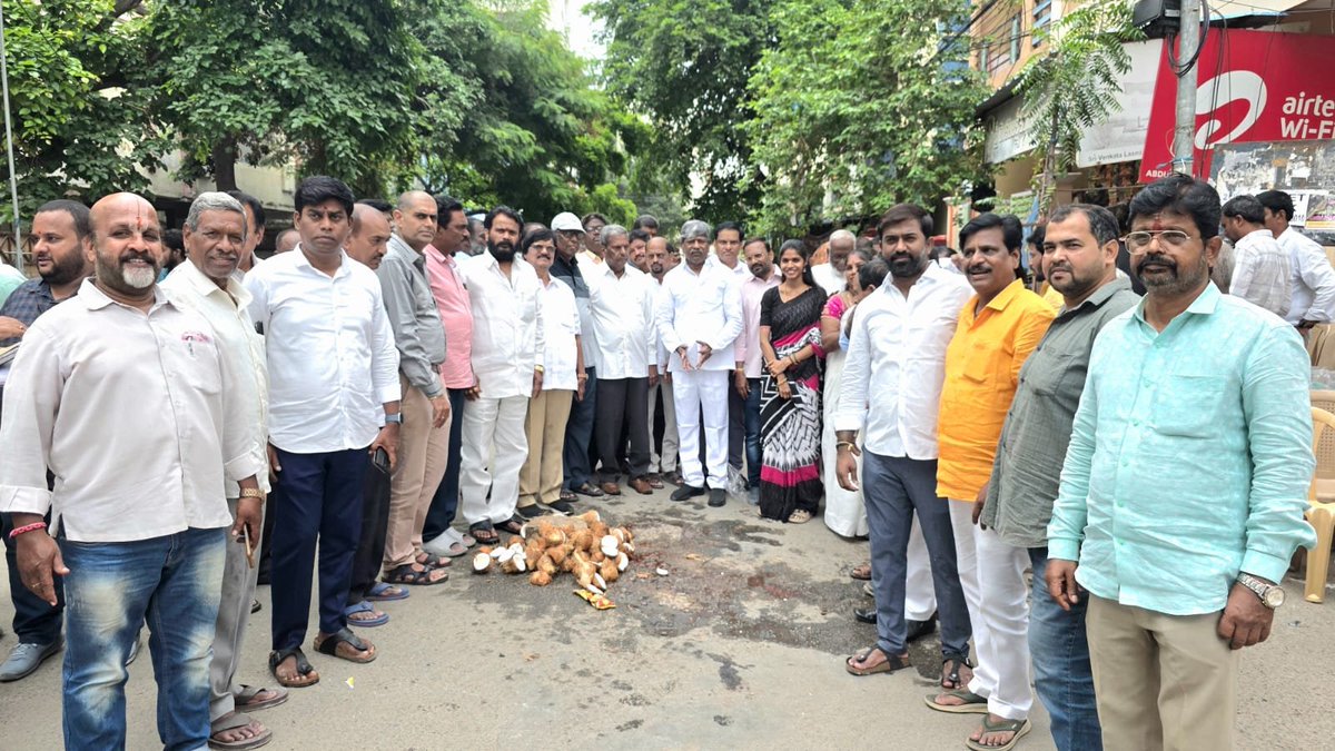 TPadmaRao's tweet photo. సీతాఫలమండీ డివిజన్ లో సుమారు రూ. 3.17 కోట్ల ఖర్చుతో వివిధ అభివృద్ది పనులను అధికారులు మరియు BRS నాయకులతో కలిసి ప్రారంభించడం జరిగింది. https://t.co/rcJ7yWg71w