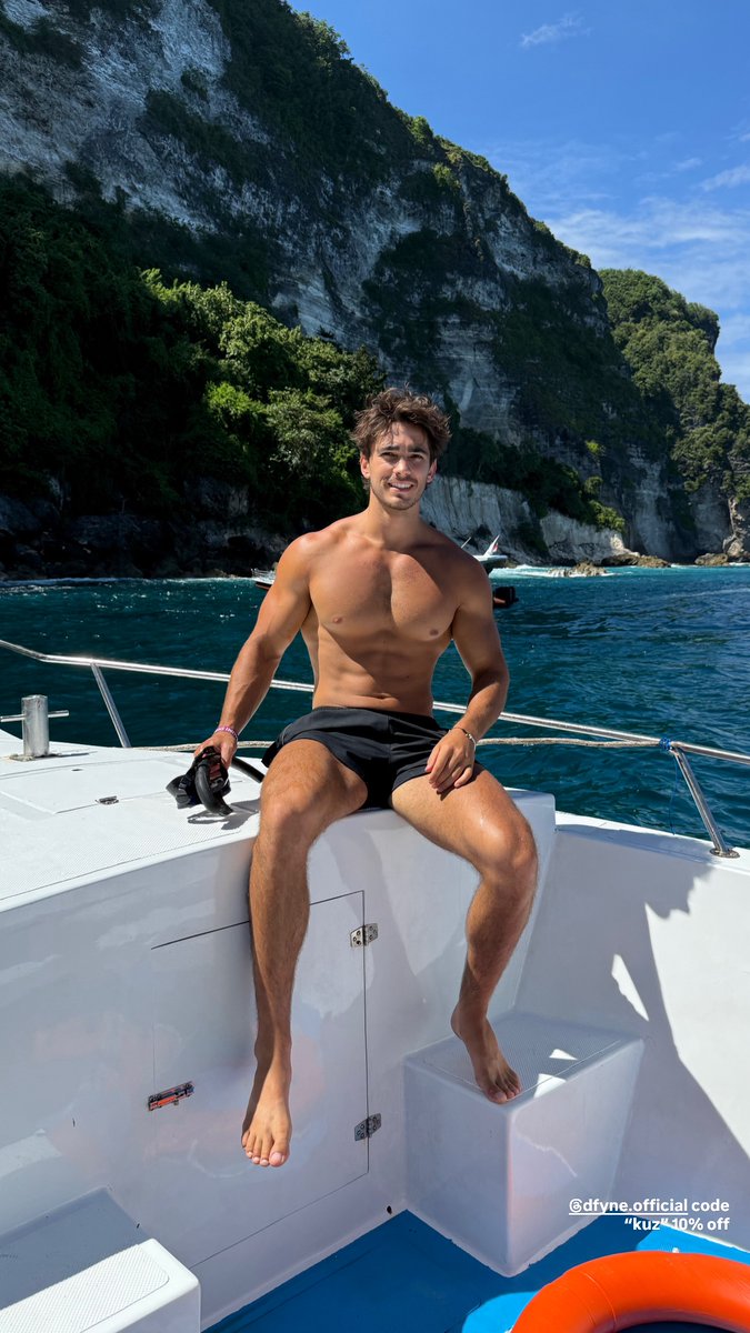 j4fans_'s tweet photo. Be honest... would you flirt with me? https://t.co/V2lHRglyla