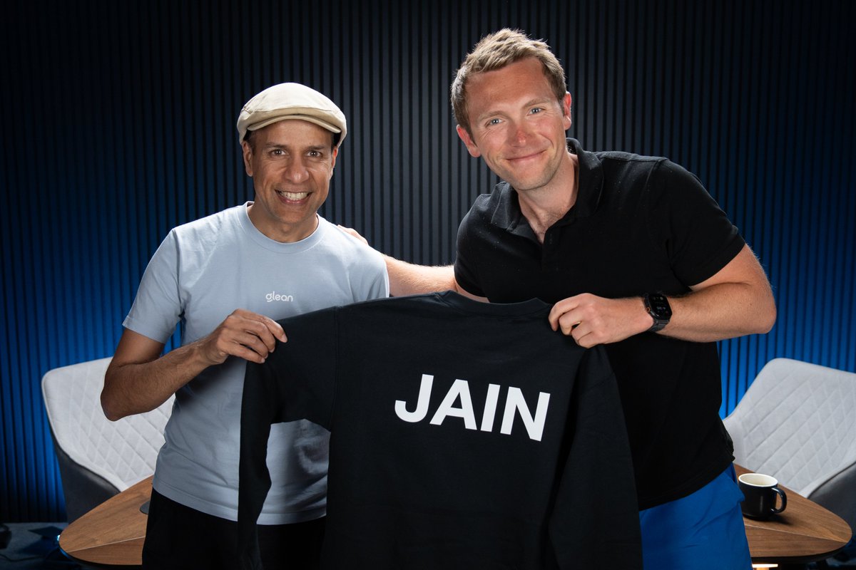 jainarvind's tweet photo. Enjoyed this chat. And thanks again for the sweatshirt, @HarryStebbings! https://t.co/OndspLgF8P