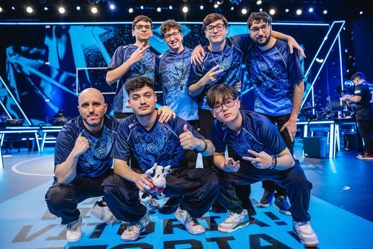 LeviatanGG's tweet photo. Aura
Definición
Aura es un término coloquial que significa «elegancia, confianza y distinción». En el deporte y el entretenimiento, se dice que un atleta o artista tiene aura cuando demuestra un talento excepcional, carisma u otras cualidades inspiradoras.